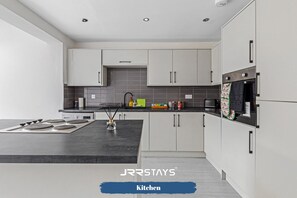 Fridge, microwave, oven, stovetop - Tipton - 3 Bedroom House, Garden, With Parking, Sleeps 7 - JRR Stays  (West Midlands)