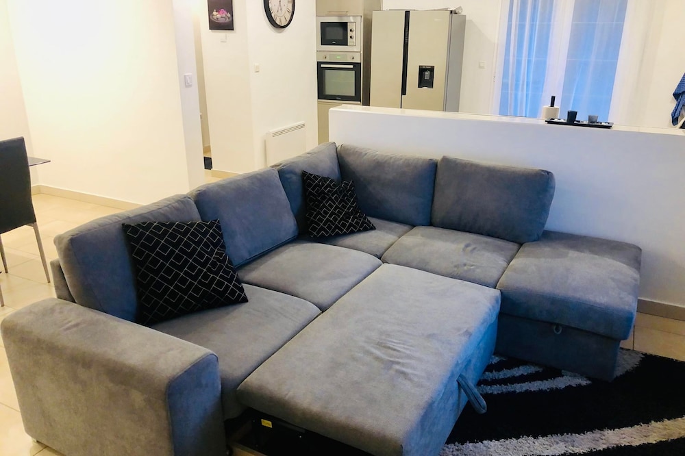 Large apartment sleeping 7 in a recent pavilion