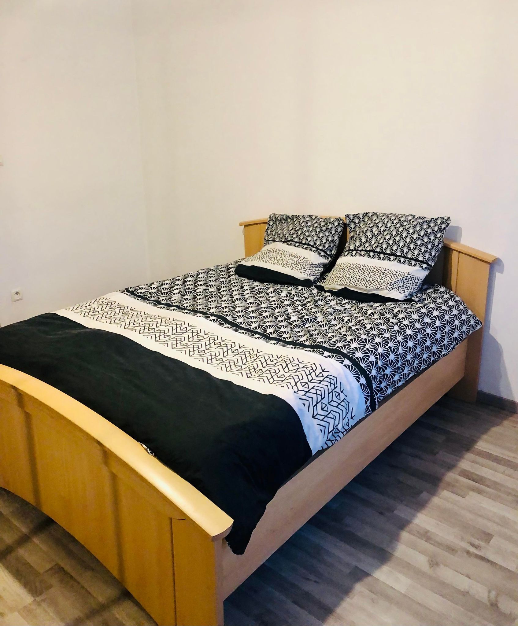 Large apartment sleeping 7 in a recent pavilion