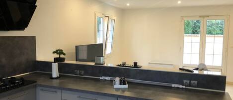 Réfrigérateur, micro-ondes, four, plaque de cuisson