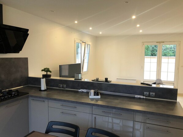 Réfrigérateur, four à micro-ondes, un four, surface de cuisson