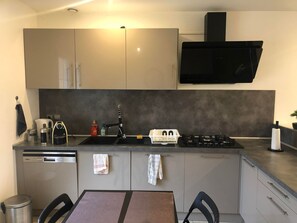 Kühlschrank, Mikrowelle, Ofen, Herdplatte