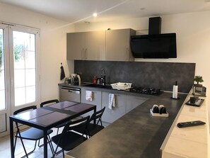 Réfrigérateur, four à micro-ondes, un four, surface de cuisson