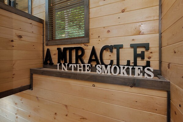 Un mur en bois sur lequel on peut lire : « UN MIRACLE DANS LES MONTAGNES SMOKY ».
