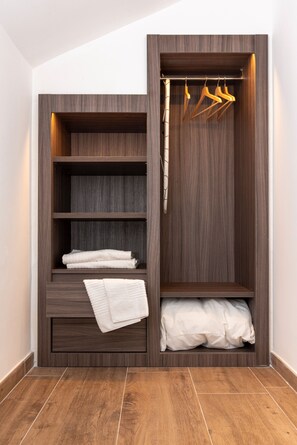 1 bedroom, down duvets, individually decorated, individually furnished - Aurelia Antica Suites & Apartments (Rome)