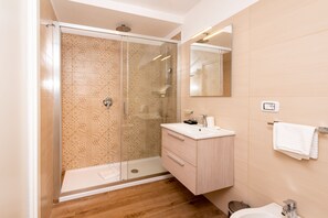 Dusche, Regendusche, kostenlose Toilettenartikel, Haartrockner