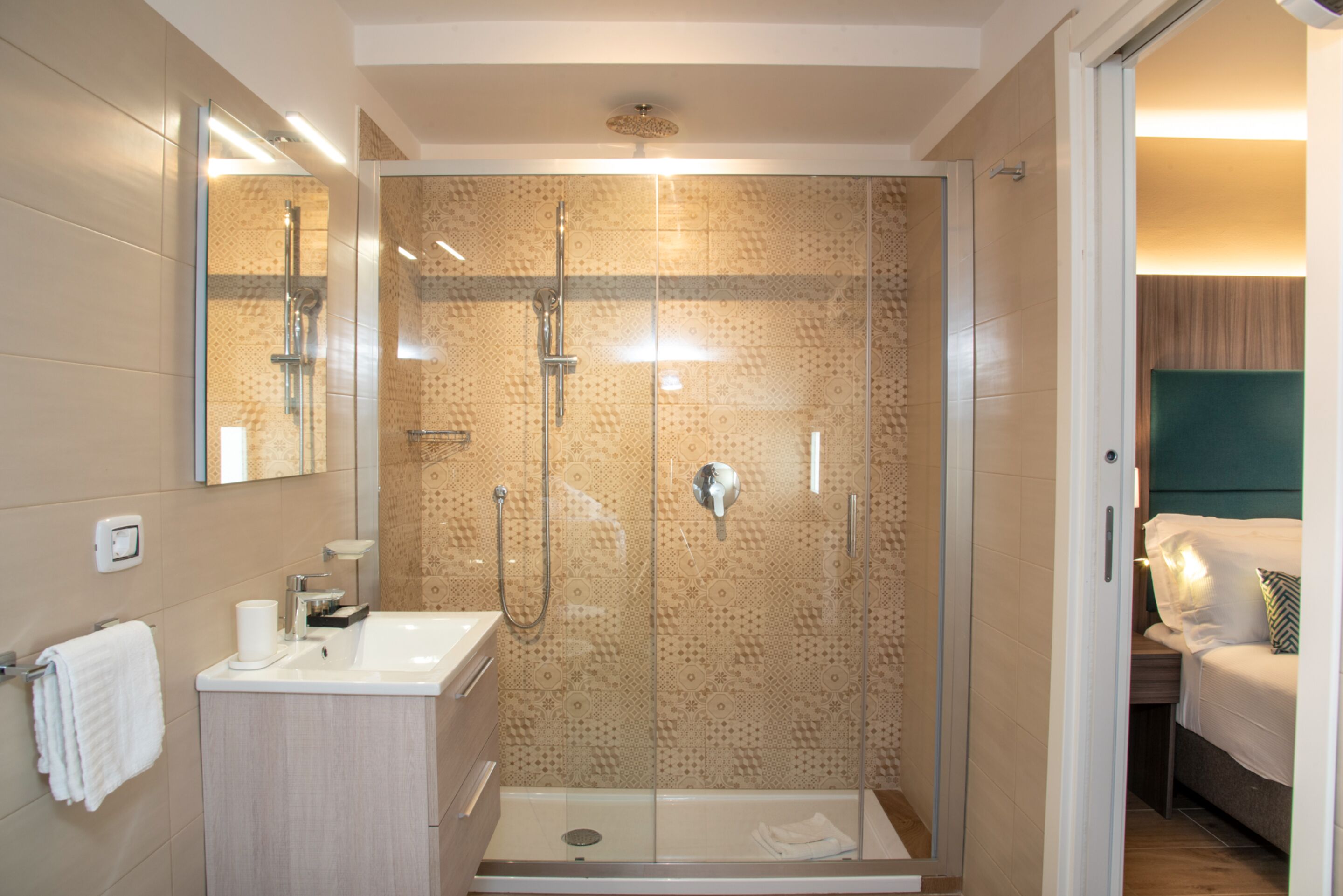 Shower, rainfall showerhead, free toiletries, hair dryer