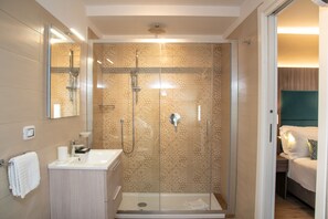 Shower, rainfall showerhead, free toiletries, hair dryer - Aurelia Antica Suites & Apartments (Rome)