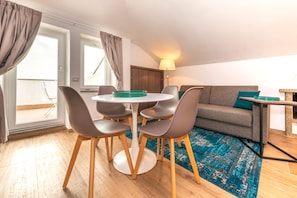 42-inch Smart TV with digital channels, TV, fireplace - Aurelia Antica Suites & Apartments (Rome)