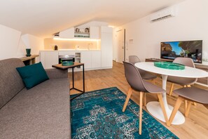 Smart TV de 42 pulgadas con canales digitales, televisión y chimenea 