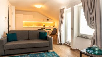 Großer Kühlschrank, Ofen, Herdplatte, Geschirrspüler