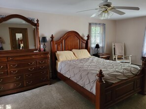 3 makuuhuonetta, työpöytä, silitysrauta/-lauta, ilmainen Wi-Fi