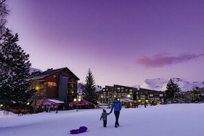 Front of property – evening/night - Belambra Hotel Les 2 Alpes « L’Orée des Pistes » - B&B (Les Deux Alpes)