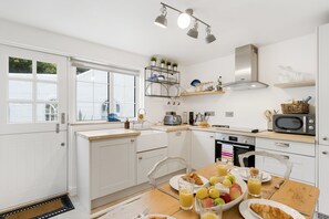 Fridge, microwave, oven, dishwasher - Perfect for a Cornish getaway, Jade cottage is a charming cosy cottage. (St Agnes)