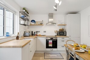 Fridge, microwave, oven, dishwasher - Perfect for a Cornish getaway, Jade cottage is a charming cosy cottage. (St Agnes)