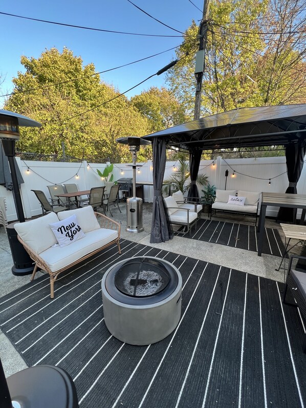 Outdoor dining - Cozy JC Oasis | Mins to NYC | Private Backyard | Fireplace | Grill | Firepit (Jersey City)