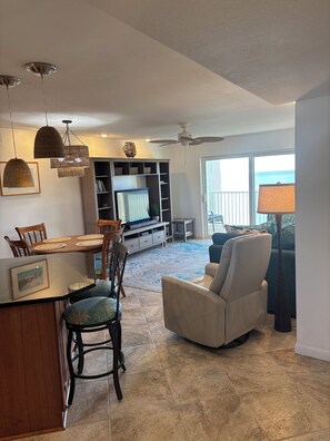 TV, lettore DVD, tavolo da ping pong