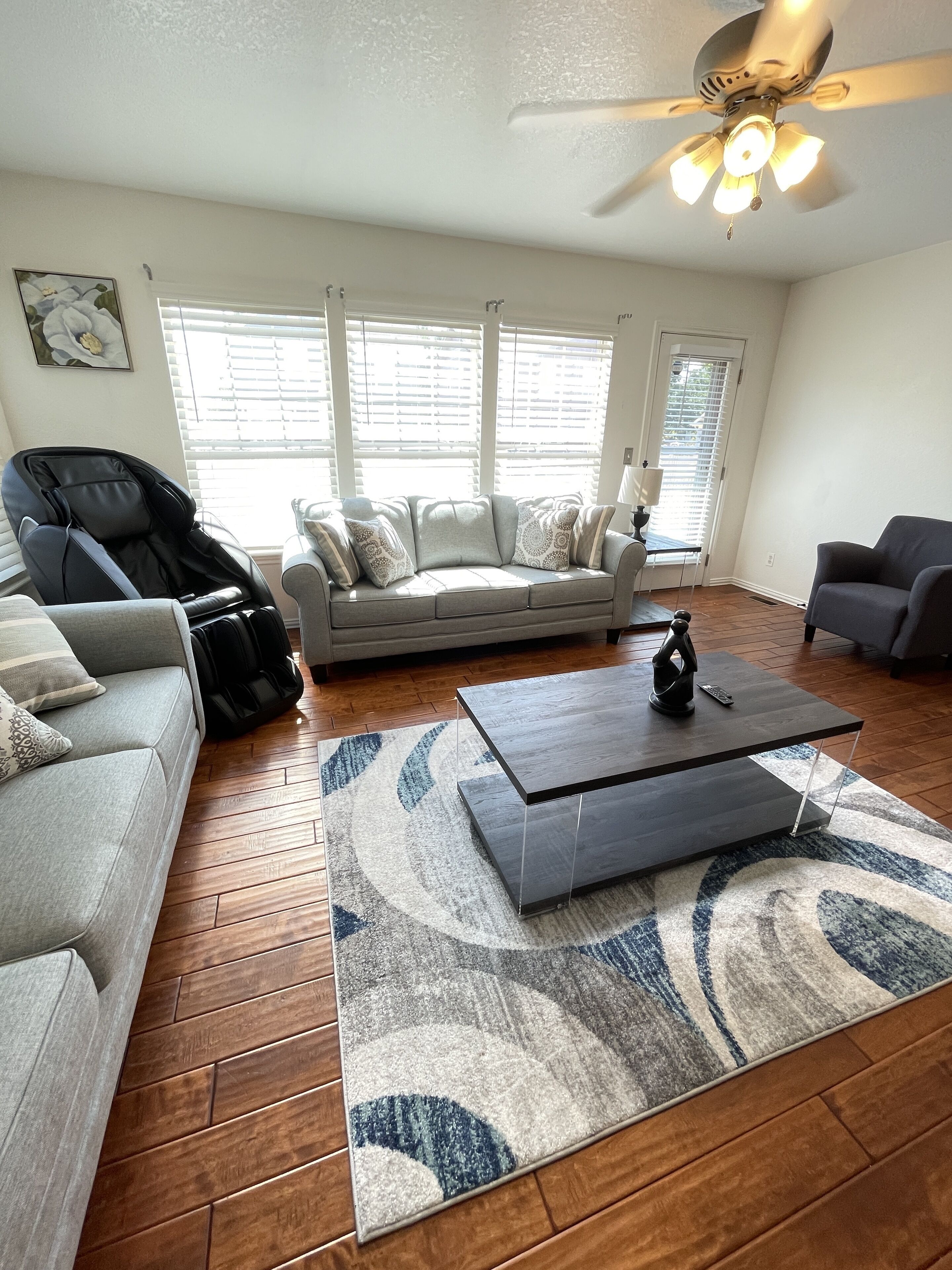 *Lovely Home*  w/ Welcoming Kitchen | Message Chair 