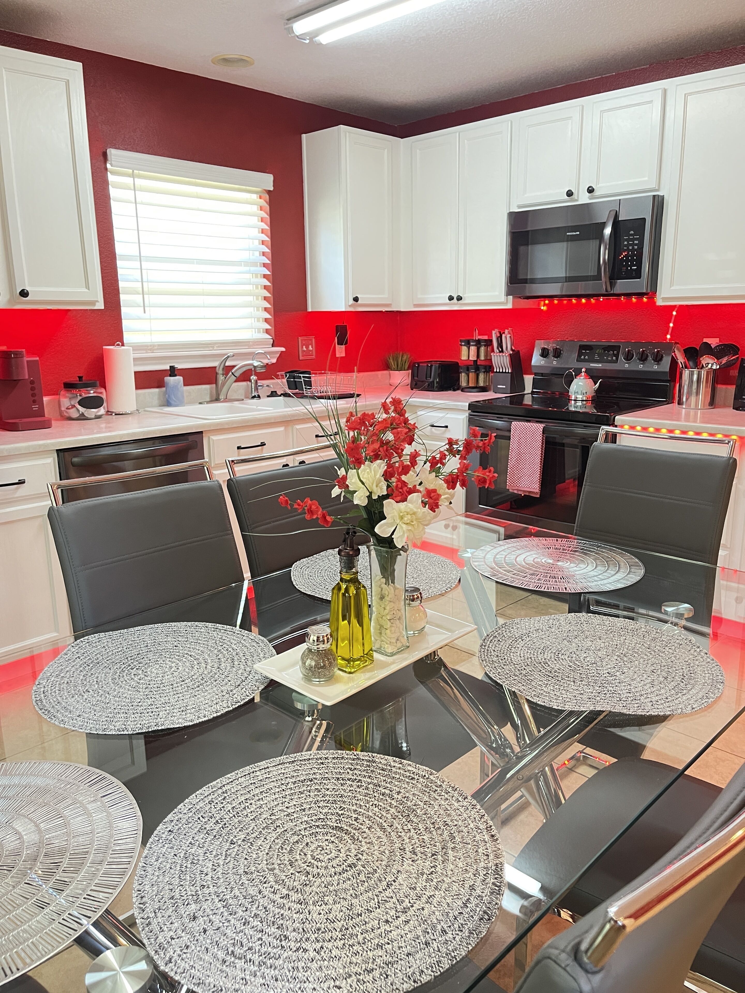 *Lovely Home*  w/ Welcoming Kitchen | Message Chair 