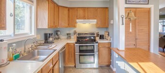 Offsite pools/hot tub, AC, walk to swimming holes!