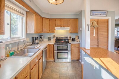 Condo with Offsite Amenities- Walk to Breweries!