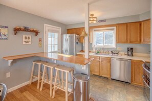 Refrigerador, cafetera y tetera y utensilios de cocina