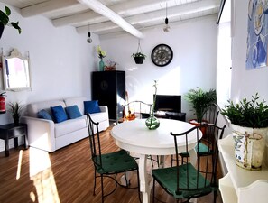 City-Apartment | Wohnbereich | 30-cm-Smart-TV mit Kabelempfang, Fernseher, Netflix