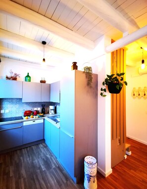 Departamento urbano | Cocina privada | Refrigerador, microondas, parrilla de estufa y lavavajillas