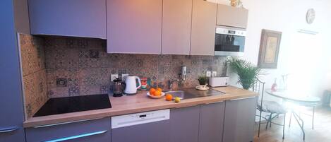 Appartamento Tradizionale | Cucina privata | Frigorifero, microonde, piano cottura, lavastoviglie