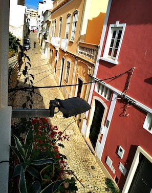 Departamento urbano | Área de sala de estar | Smart TV de 30 cm con canales por cable, televisión y Netflix