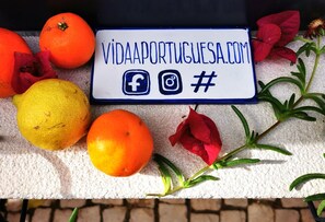 A sign with the text "VÍDAAPORTUGUESA.COM" and social media icons for Facebook and Instagram. - Apartamentos Amendoa e Limao (Portimão)