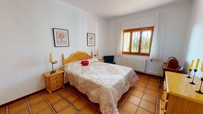 4 bedrooms, bed sheets