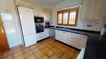 Refrigerador, microondas, horno y lavavajillas