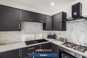 Fridge, microwave, oven, stovetop - Walsall - 4 Bedroom House, Free Wi-Fi, Spacious Garden, Sleeps 8 - JRR Stays
 (Walsall)