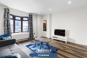 TV - Walsall - 4 Bedroom House, Free Wi-Fi, Spacious Garden, Sleeps 8 - JRR Stays
 (Walsall)