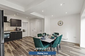 Dining - Walsall - 4 Bedroom House, Free Wi-Fi, Spacious Garden, Sleeps 8 - JRR Stays
 (Walsall)