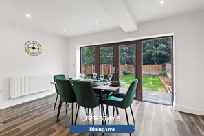 Dining - Walsall - 4 Bedroom House, Free Wi-Fi, Spacious Garden, Sleeps 8 - JRR Stays
 (Walsall)