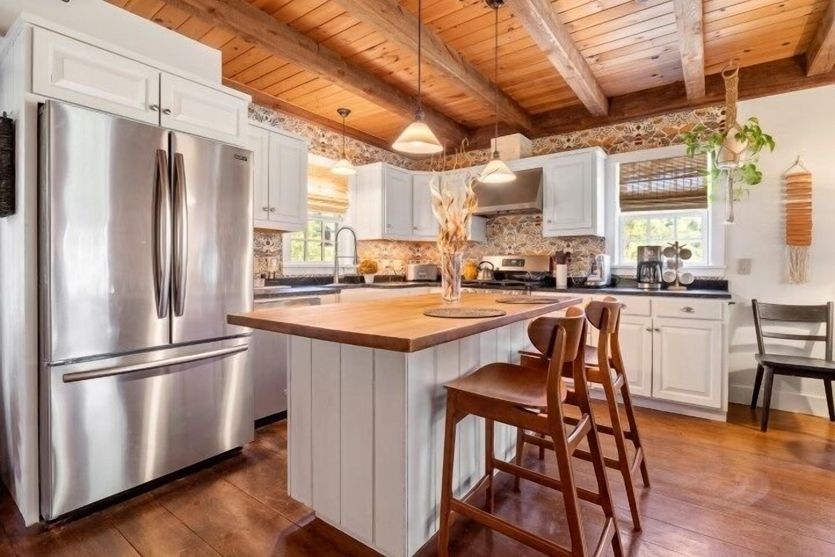 Nature Abounds - Little Red Cape in Barnard, 20 minutes to Woodstock