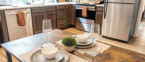 Réfrigérateur, micro-ondes, four, plaque de cuisson