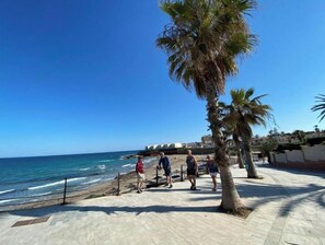 Chaises longues, serviettes de plage