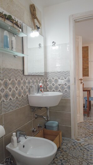 Ducha, bidet, toallas