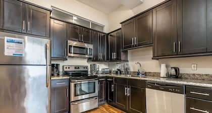 Merchant Lofts Comfy Condos – Walk Everywhere