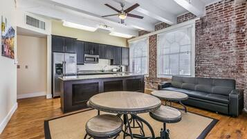 Condo com design assinado | Área de estar | TV de tela plana 65 polegadas com canais digitais, TV