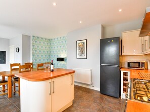 Fridge, microwave, oven, dishwasher - Spacious 4 Bedroom home with Parking  Garden - Pass the Keys (Barry)