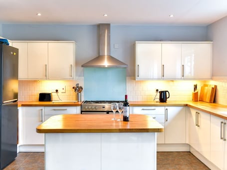 Fridge, microwave, oven, dishwasher. Spacious 4 Bedroom home with Parking Garden - Pass the Keys