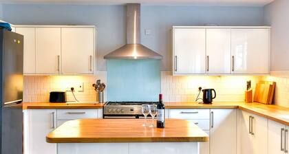 Spacious 4 Bedroom home with Parking Garden - Pass the Keys