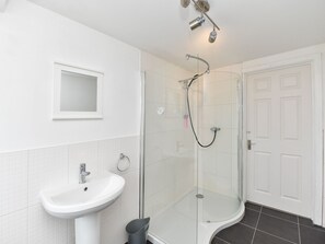 Douche, sèche-cheveux, serviettes fournies