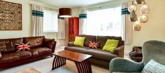Spacious 4 Bedroom home with Parking  Garden - Pass the Keys