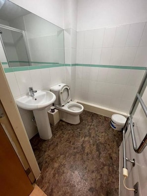 Apartment, 1 Queen Bed | Bathroom | Shower, towels