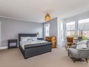 2 chambres, fer et planche à repasser, Wi-Fi, draps fournis